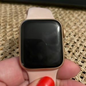 Apple Watch series 5 40mm unlocked.no flaws. Like new.